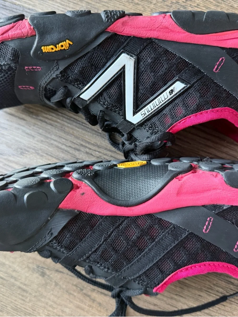 New Balance Minimus Trail running shoes size 7 black and fushia